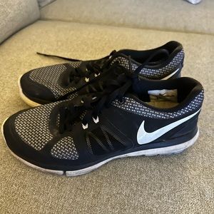 Used and well worn women’s Nike Flex 2014 run sneakers, size 6